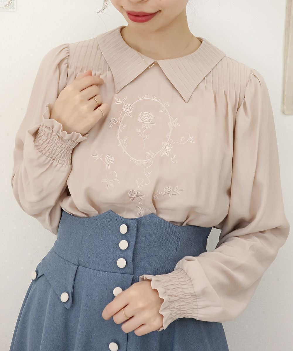 □変形カラー同色ローズ刺繍プルオーバーブラウス/an another angelus