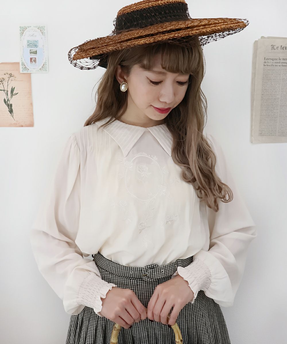 □変形カラー同色ローズ刺繍プルオーバーブラウス/an another angelus