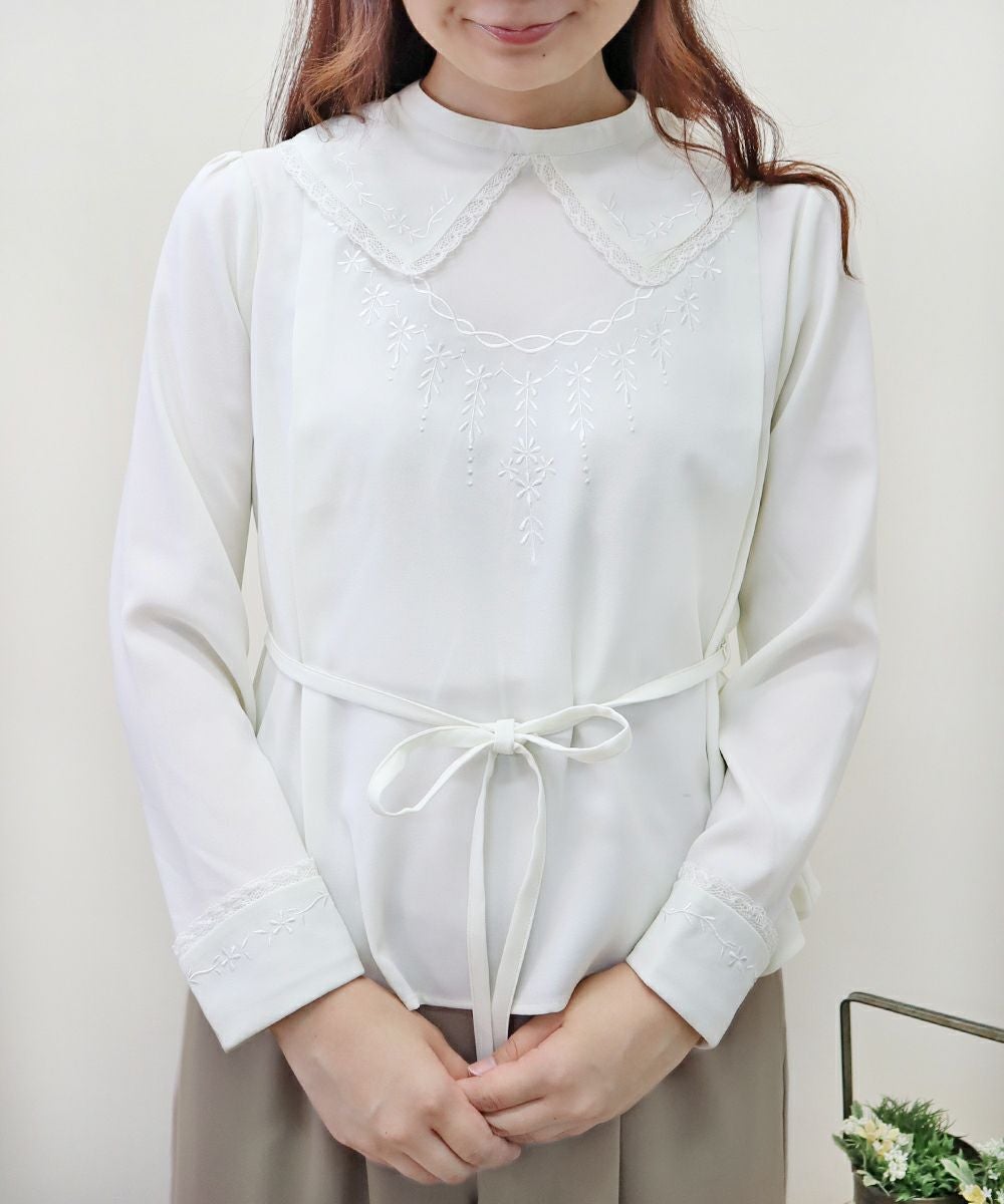 □同色刺繍衿付きプルオーバーブラウス/an another angelus Limited