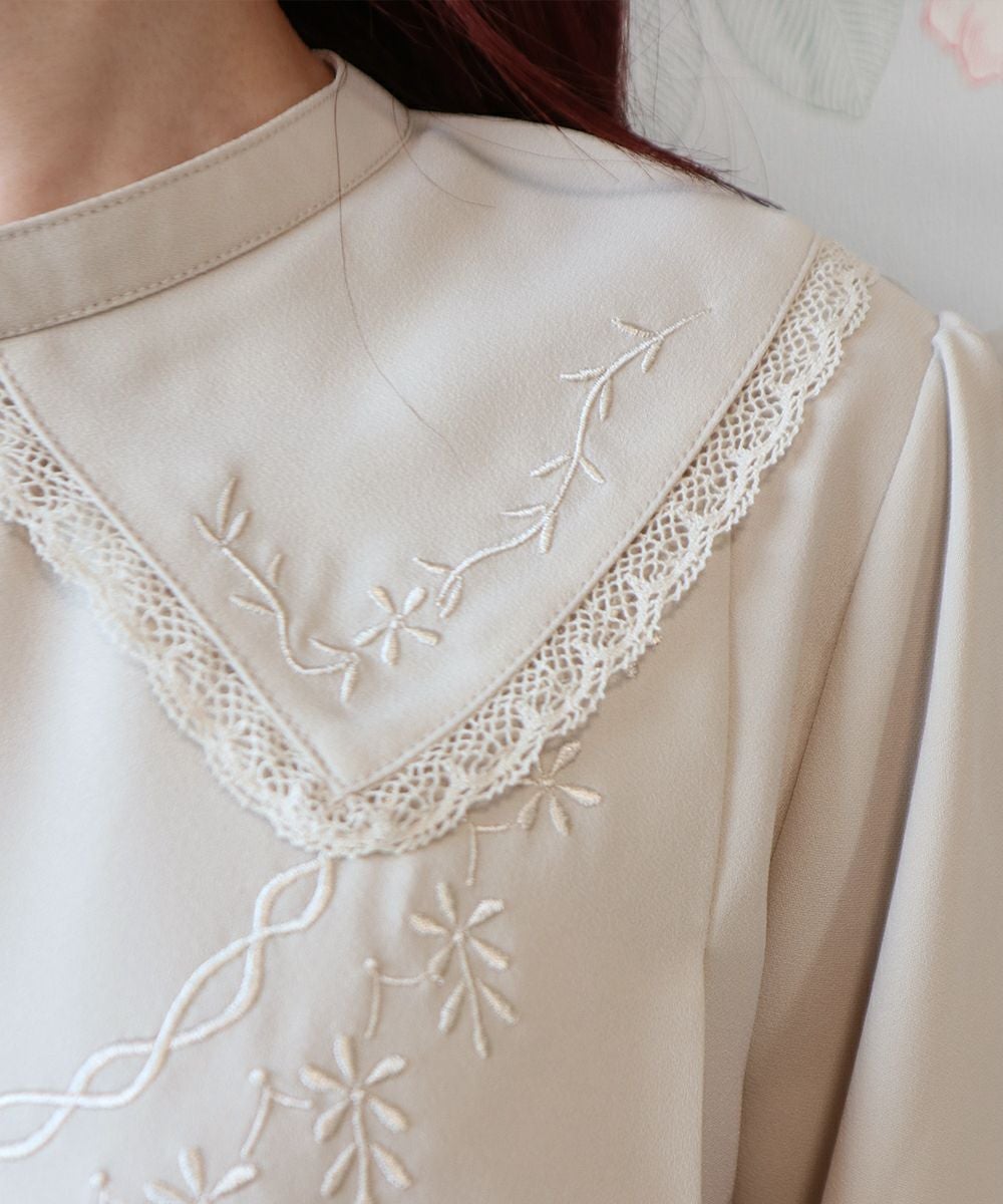 □同色刺繍衿付きプルオーバーブラウス/an another angelus Limited