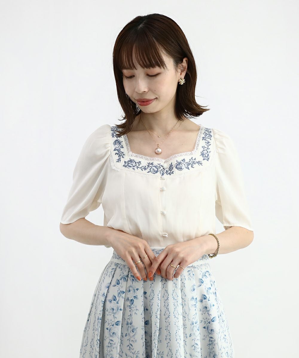 スクエアネックアンティークローズ刺繍ブラウス/an another angelus