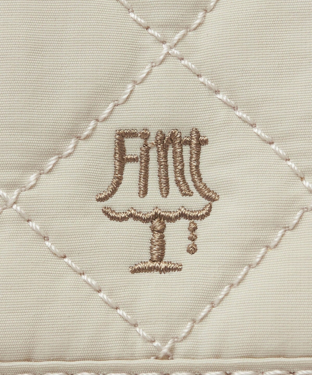 ロゴ刺繍アップ (ivory)