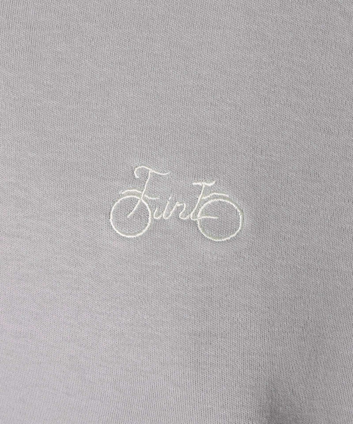 ロゴ刺繍アップ (light gray)