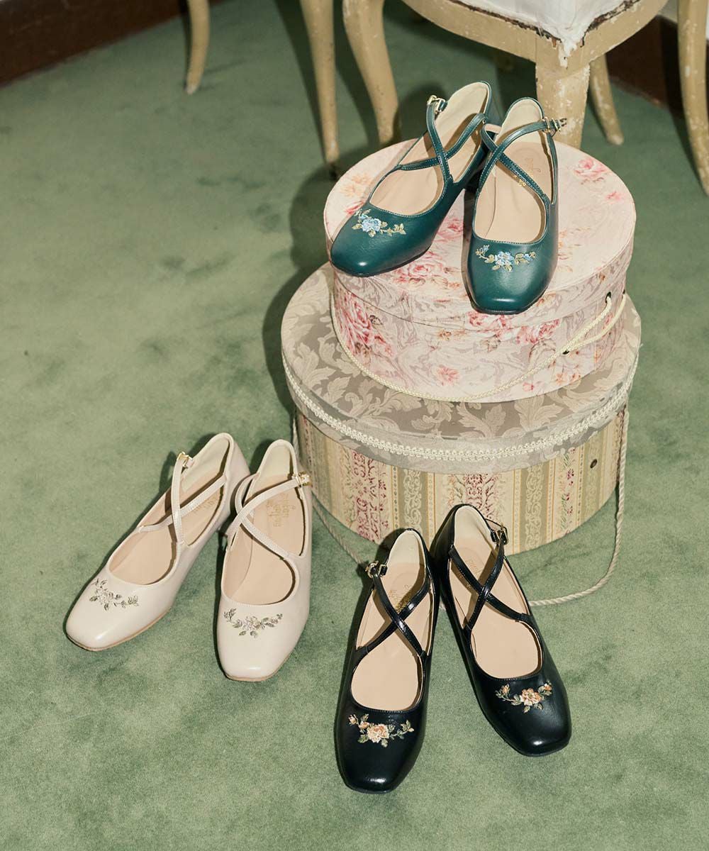 刺繍入りクロスストラップパンプス/an another angelus [55BA01c002