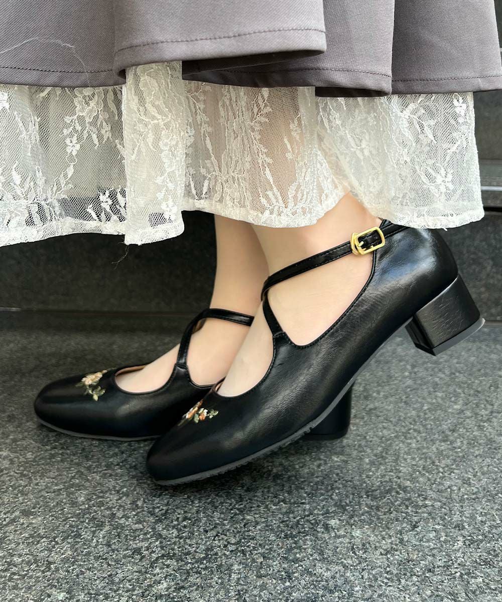 □刺繍入りクロスストラップパンプス/an another angelus [55BA01c002