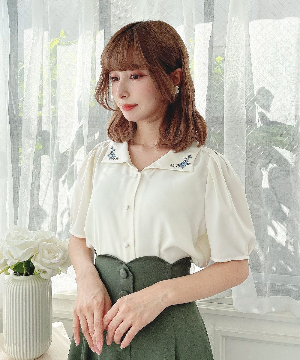 プチローズ刺繍入り変形衿ブラウス/an another angelus [55BF02h001