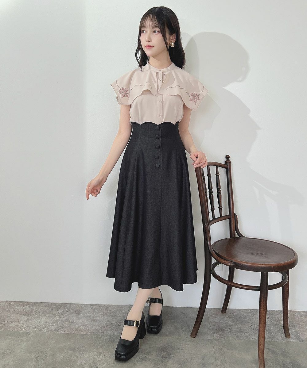 □スクエアケープ衿ローズ刺繍ブラウス/an another angelus