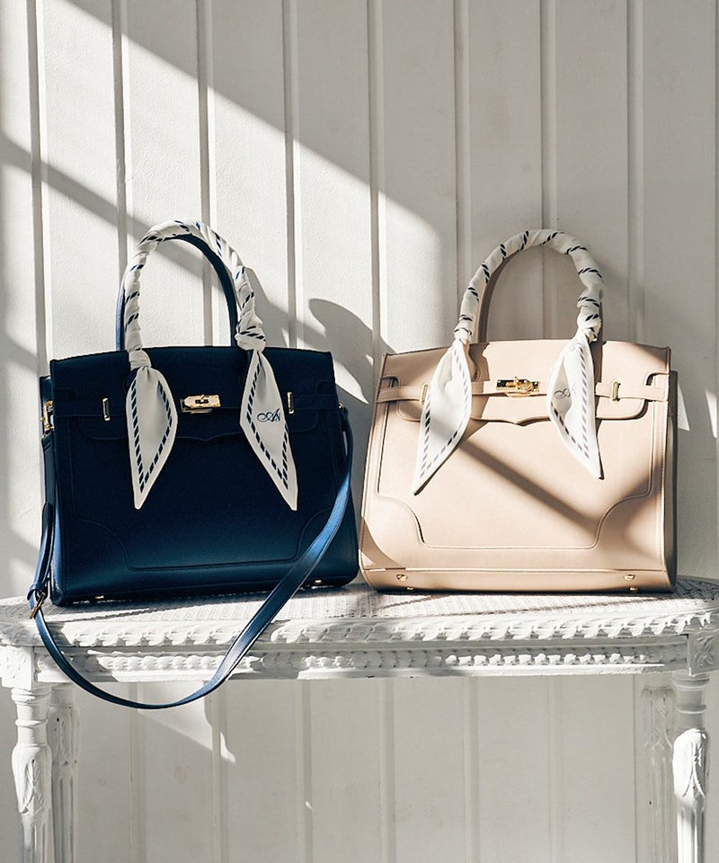 左:navy ,右:pink beige