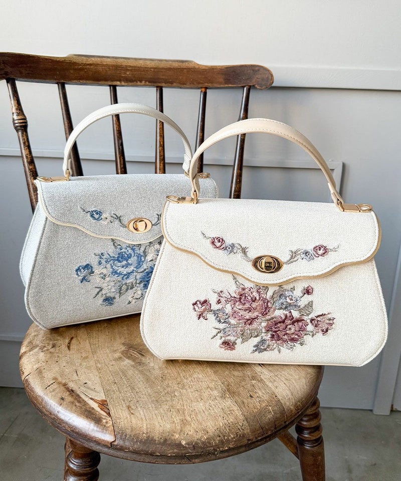 左：light blue / 右：ivory