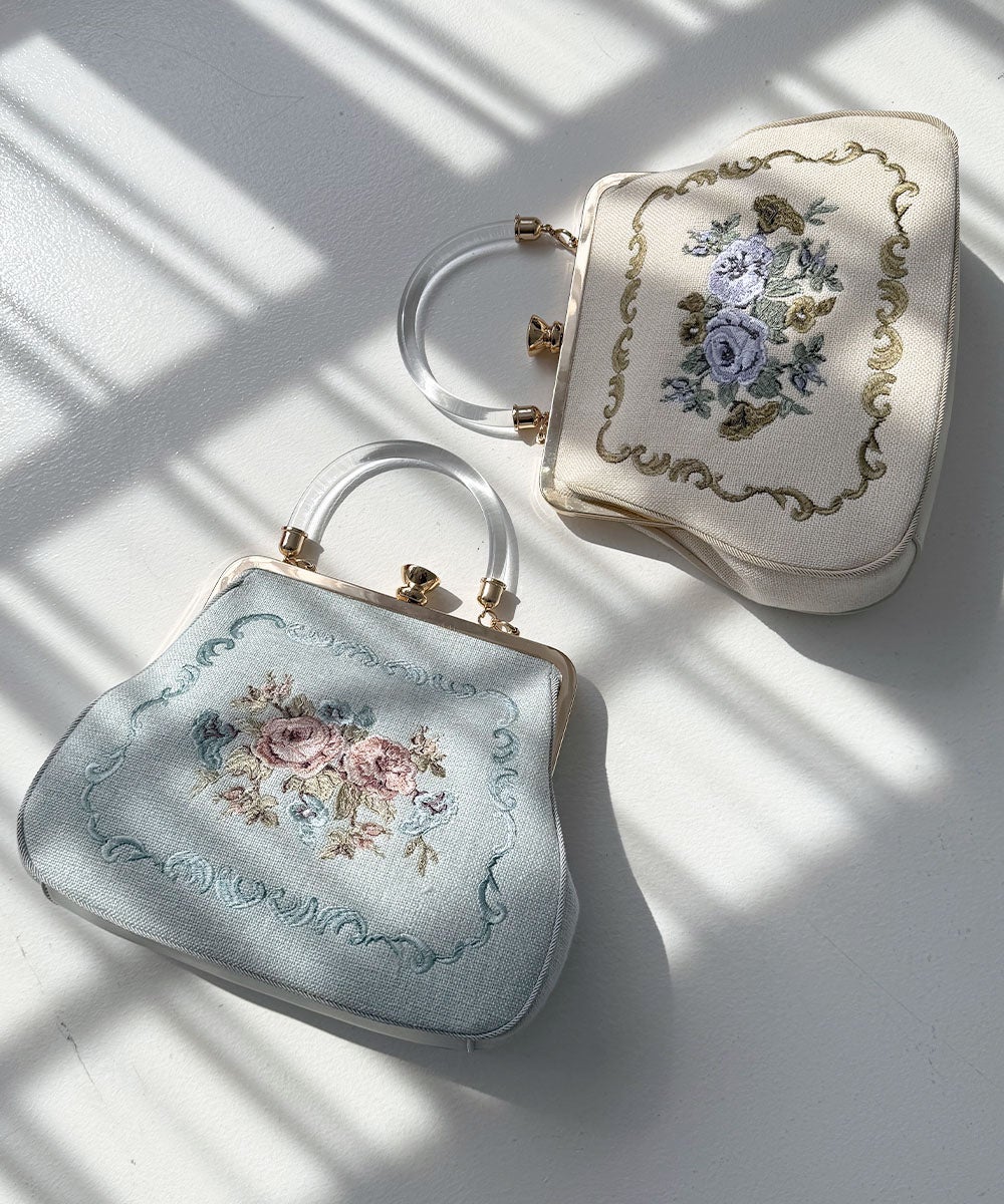 左：light blue.右：ivory
